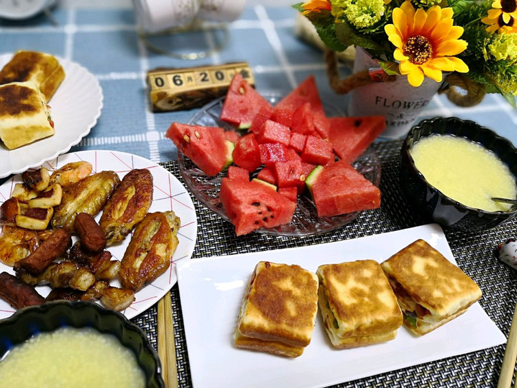 今天早餐：葱花小方饼，西瓜，小米粥，昨晚剩的烤肉肉。闹钟响后想再懒会儿，结果一下子多睡了半小时，这下可好，又是一个手忙脚乱的早餐😂晨童鞋经常说我，学校发的家长课堂从来都不看（我确实没看过，反倒他看的很积极😂）说的次数多了吧，我就觉得有问题，肯定是里面有文章他想让我看到，我想了想，这也许是一个侧面了解孩子心声的方式，昨天就跟他说，妈妈忙，家长课堂没时间每篇都看，要不你看了有感触的想让我也学习的文章你图1