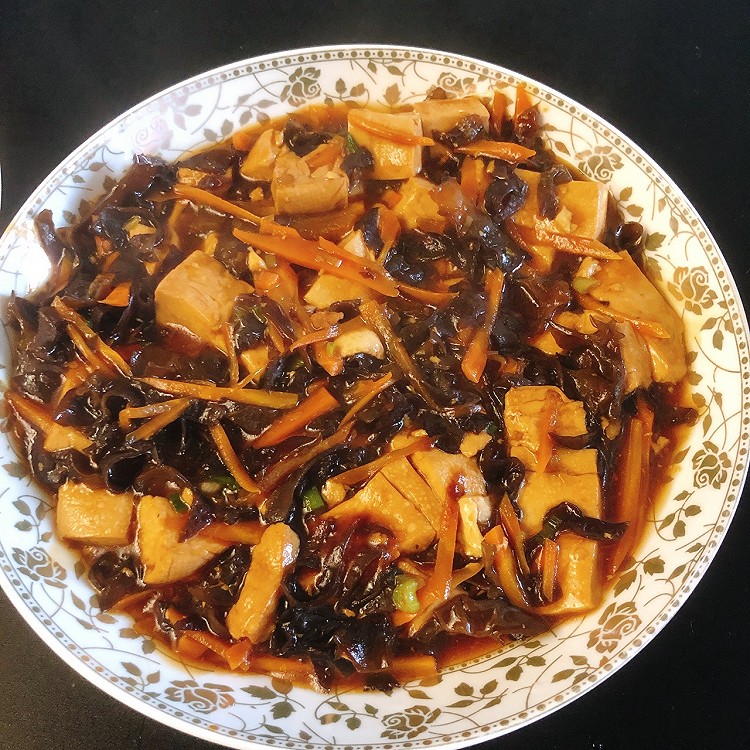 今日午餐| 鱼香豆腐 香菇酿肉图1