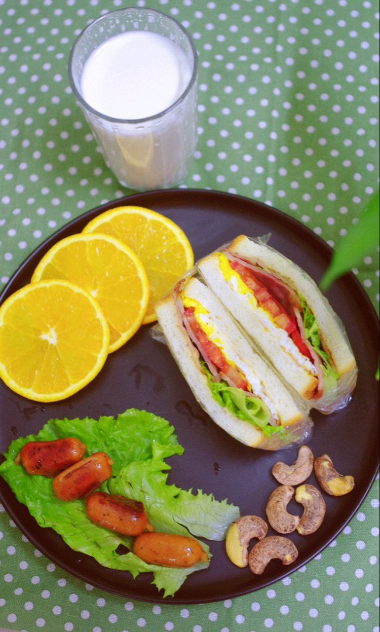 【早餐打卡】：培根煎蛋🍳三明治、烤肠、牛奶、夏橙图1