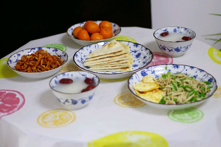 今天的早餐：烙饼、煎蛋、清炒杏鲍菇、白米粥、咸萝卜丝、砂糖橘。冰箱里冷藏了一块老面，早上起来用它揉个面团烙饼，没有时间发酵，等面团揉好后直接擀成面皮放入电饼铛中烙，出锅的饼看起来不蓬松，吃起来脆脆的，味道还不错孩子爸喜欢吃白米粥，早上就按他的口味煮清汤寡水的白米粥，吃的时候还说就喜欢喝这样的白米粥😄图1