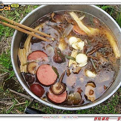 干茶树菇、干腐竹、干冬菇炖火腿熏肠
