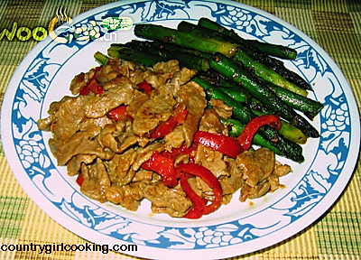 爆炒肉片和芦笋（stir-fried pork and asparagus）