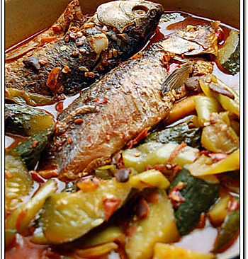 冷锅酱香鲫鱼焖黄瓜的做法