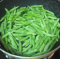 芽菜干煸四季豆的做法图解2