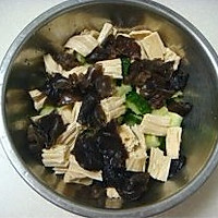 腐竹木耳拌黄瓜的做法图解6