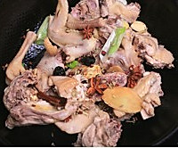 乌梅茶树菇炖鸡的做法图解3