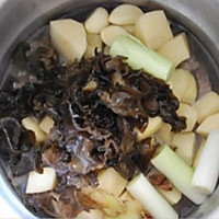 土豆炖牛肉的做法图解1