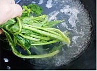 金针菇拌菠菜的做法图解4
