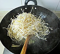 醋烹绿豆芽的做法图解2