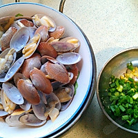 豉汁紫苏炒花蛤的做法图解1