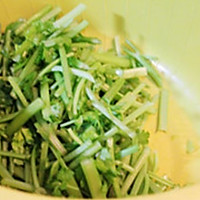 蒜味香芹土豆丝的做法图解1