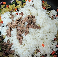 酸菜炒米的做法图解7