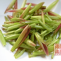 椒盐黄桷树芽的做法图解2
