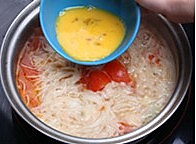 西红柿鸡蛋热汤面的做法图解13