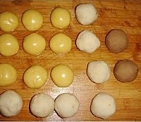 莲蓉蛋黄月饼的做法图解3