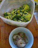 西兰花炒虾仁的做法图解1