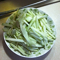 酱烧茄子丝的做法图解1