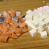 三文鱼炖豆腐的做法图解1