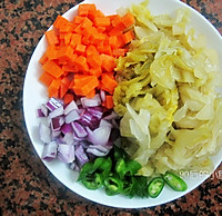 酸菜炒米的做法图解2