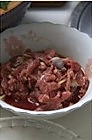 蒜苗剁椒炒牛肉的做法图解2