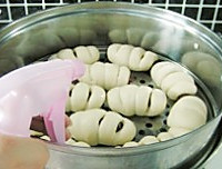 风味腊肠卷的做法图解10